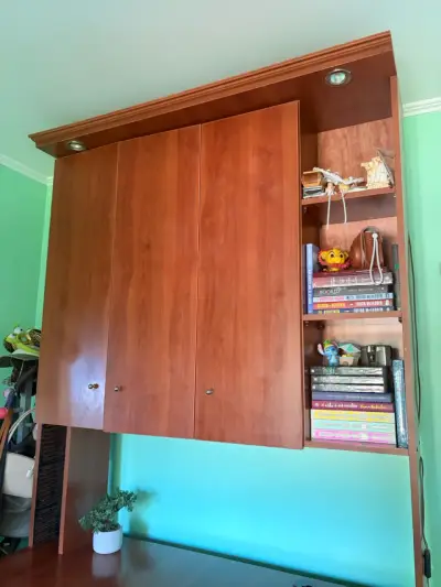 Escritorio de madera con estantería superior - miniatura 1