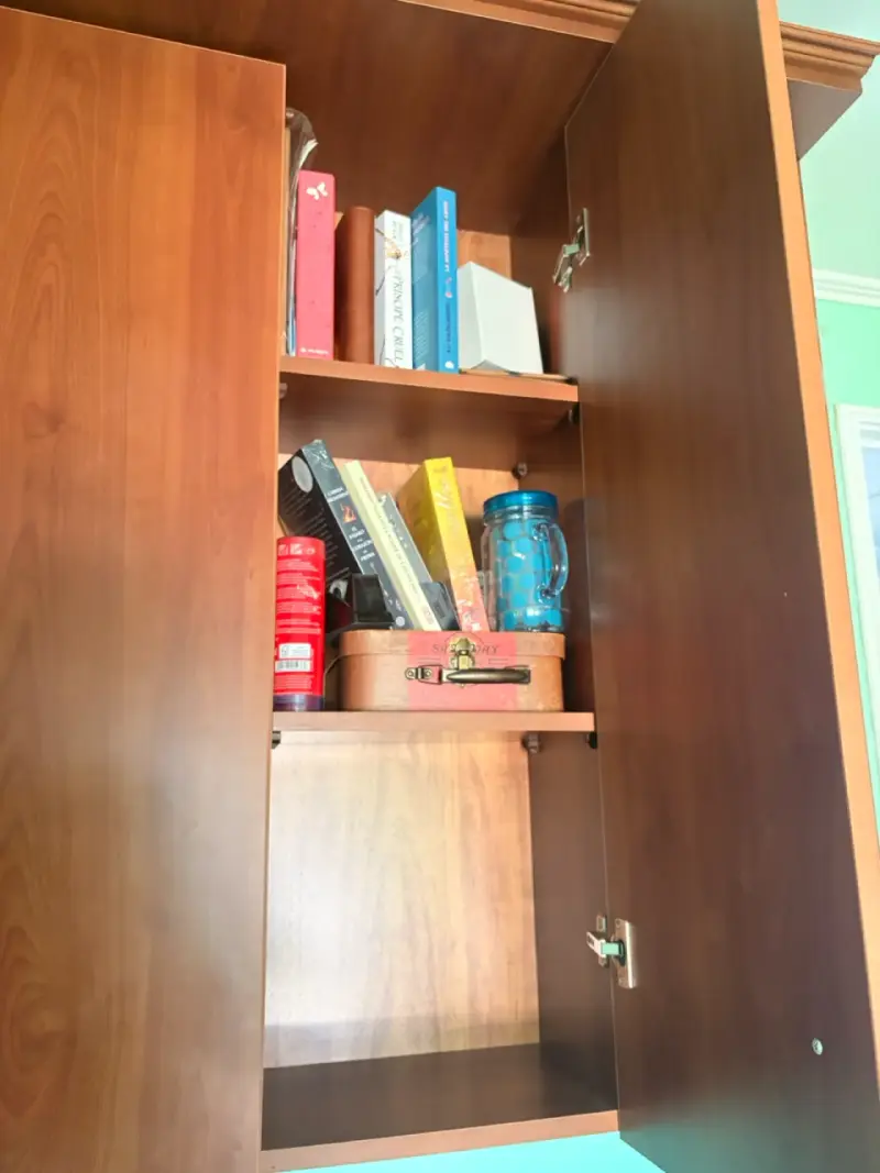 Escritorio de madera con estantería superior - 3