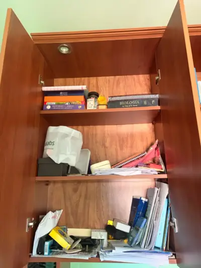 Escritorio de madera con estantería superior - miniatura 4