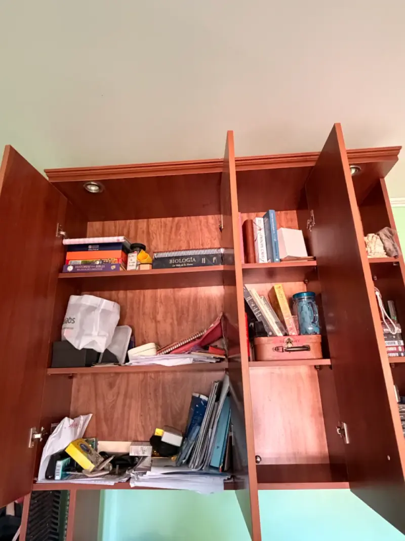 Escritorio de madera con estantería superior - 5