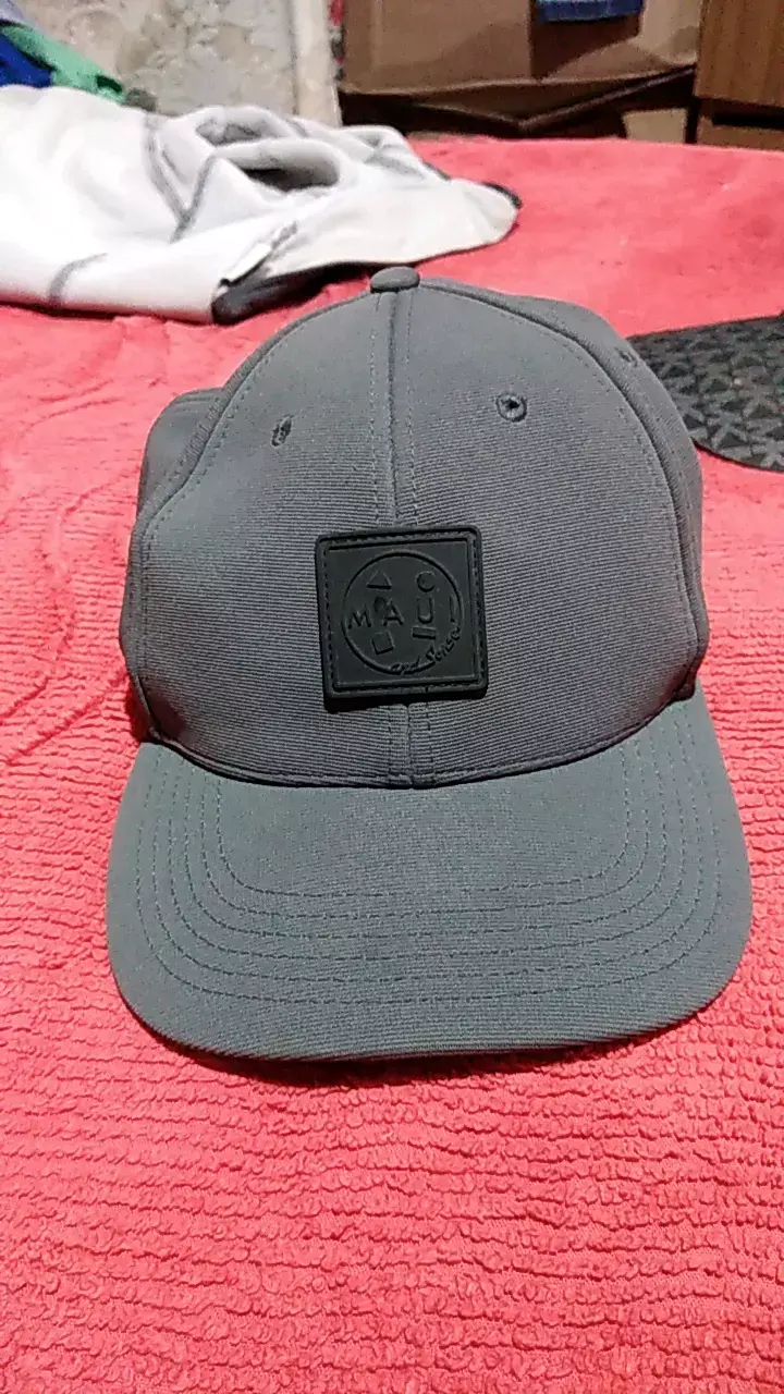 Gorra gris Maui cómoda y moderna