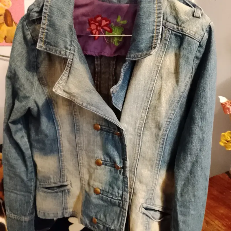 Chaqueta y jeans de mezclilla
