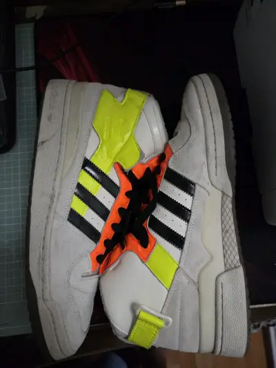 Zapatillas Adidas con detalles neón - miniatura 1
