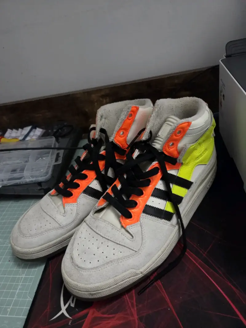 Zapatillas Adidas con detalles neón - 2