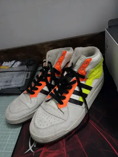 Zapatillas Adidas con detalles neón - miniatura 2