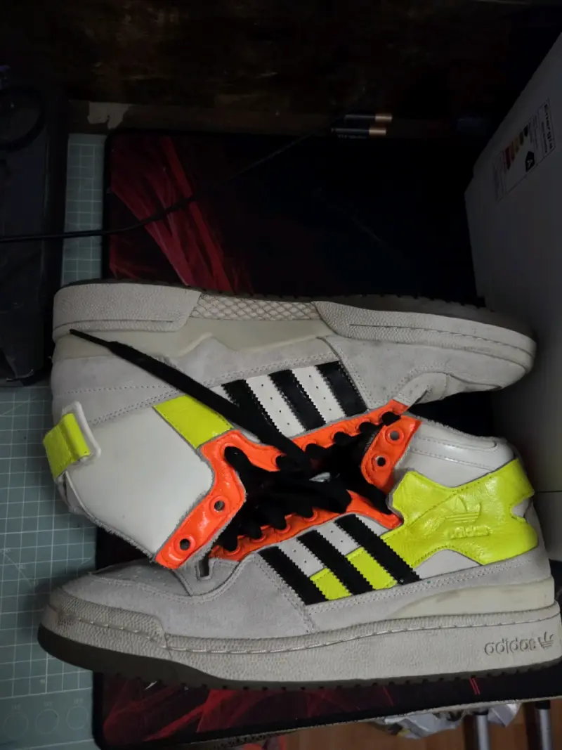 Zapatillas Adidas con detalles neón - 3