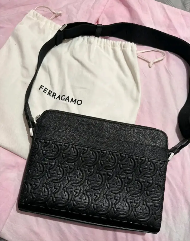 Bolso bandolera negro Ferragamo con diseño grabado