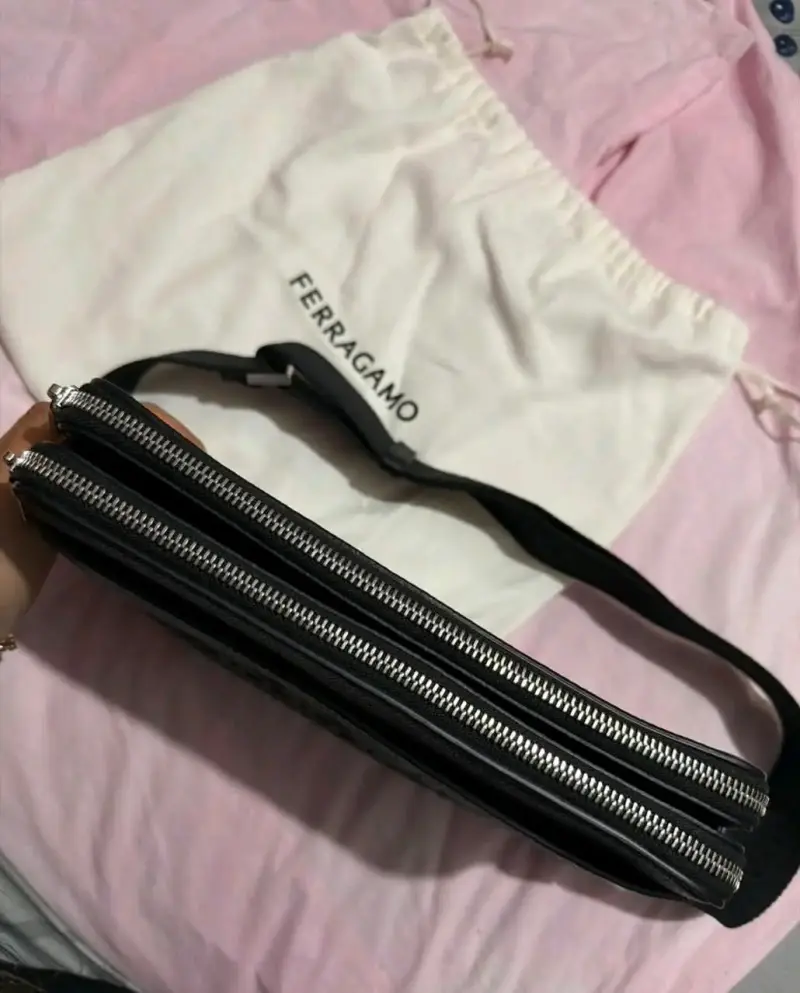 Bolso bandolera negro Ferragamo con diseño grabado - 2