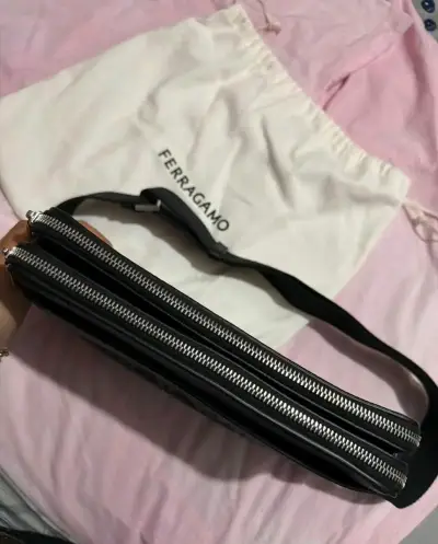 Bolso bandolera negro Ferragamo con diseño grabado - miniatura 2