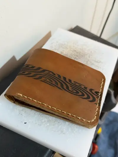 Billetera de cuero artesanal con diseño grabado - miniatura 1