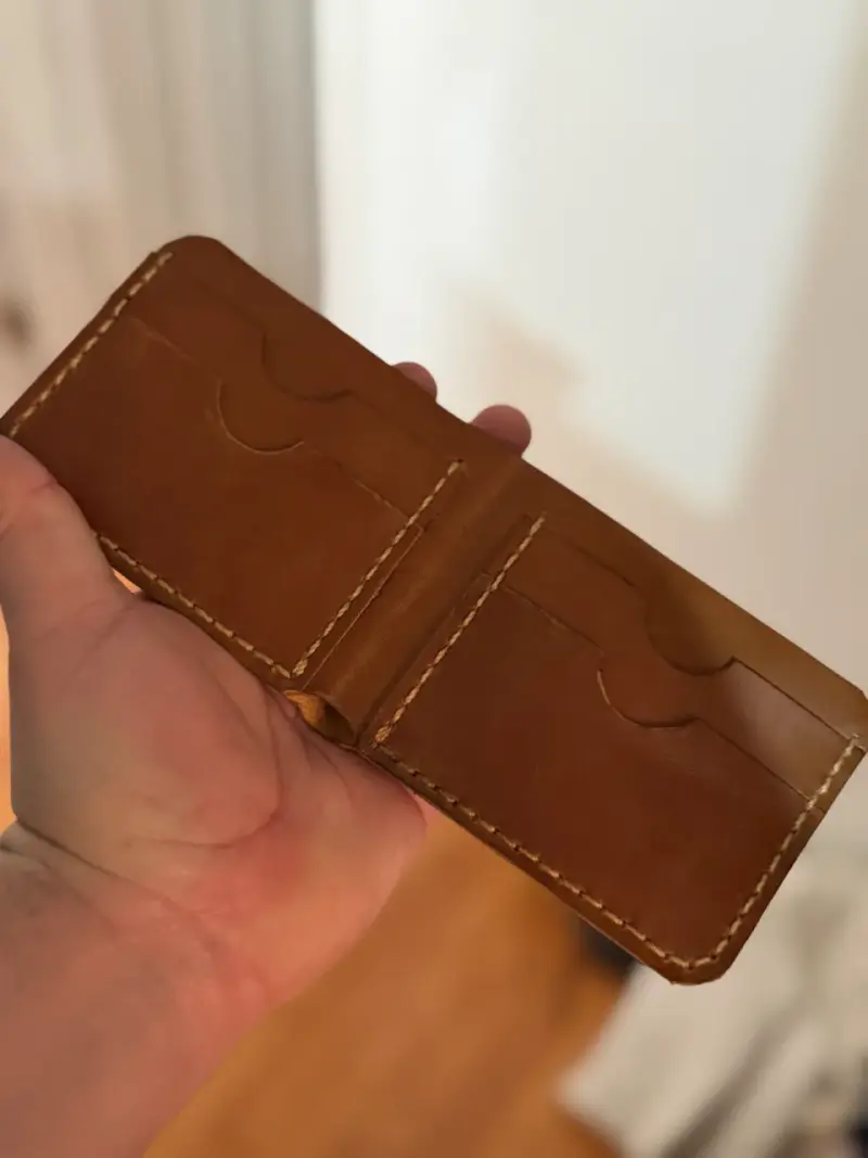 Billetera de cuero artesanal con diseño grabado - 2
