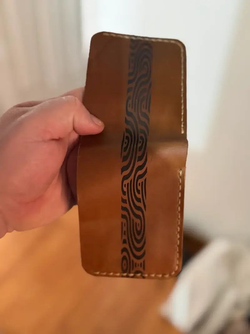 Billetera de cuero artesanal con diseño grabado - 3
