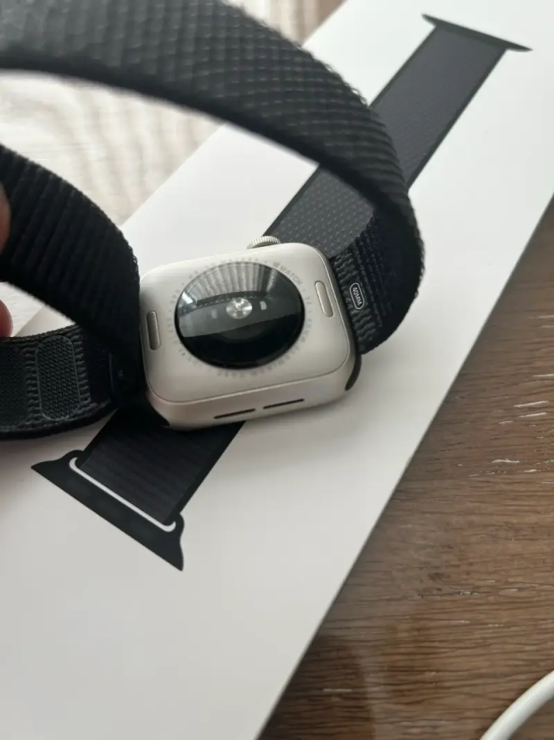 Apple Watch con correa negra y cargador - 2