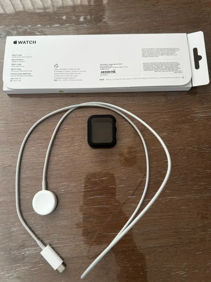 Apple Watch con correa negra y cargador - 3