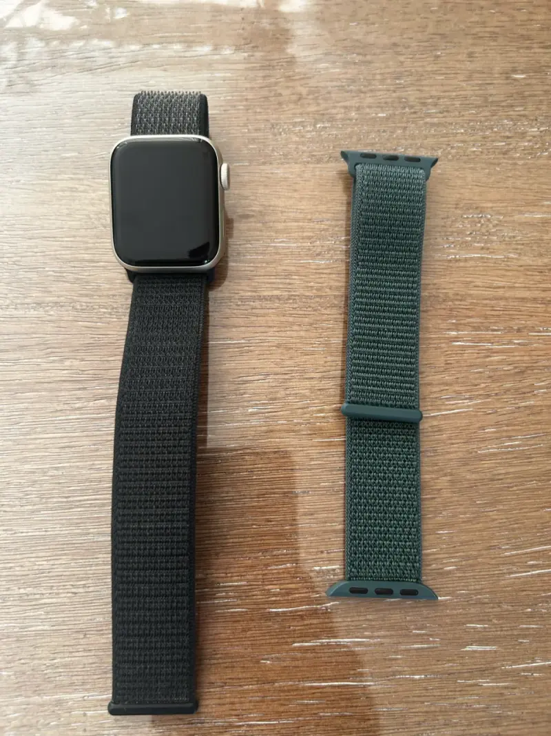 Apple Watch con correa negra y cargador - 4