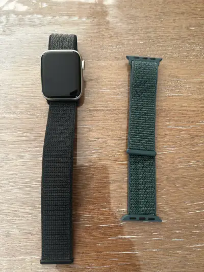 Apple Watch con correa negra y cargador - miniatura 4