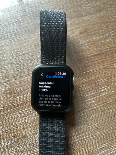 Apple Watch con correa negra y cargador - miniatura 5