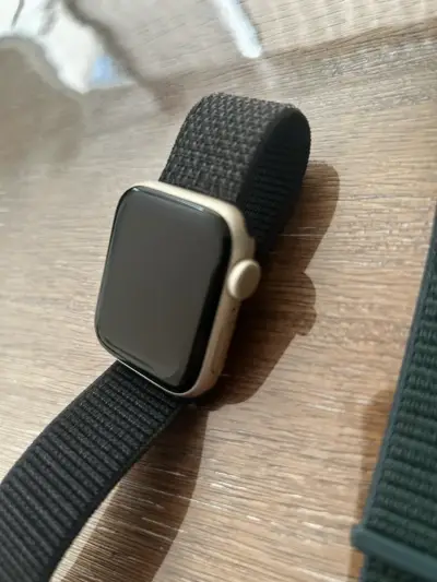 Apple Watch con correa negra y cargador - miniatura 6