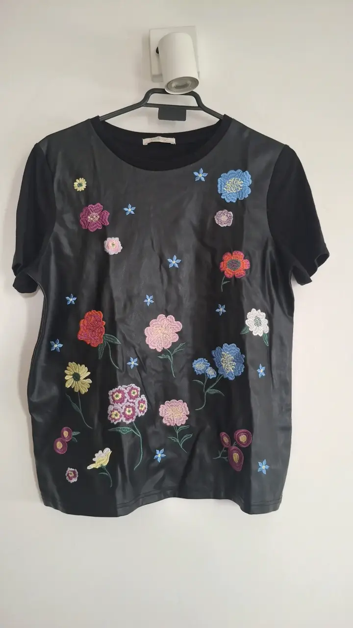 Polera negra con bordado floral