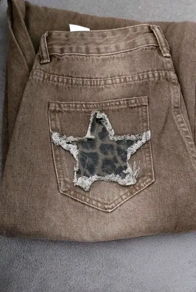Pantalones marrones con diseño de estrella - miniatura 1