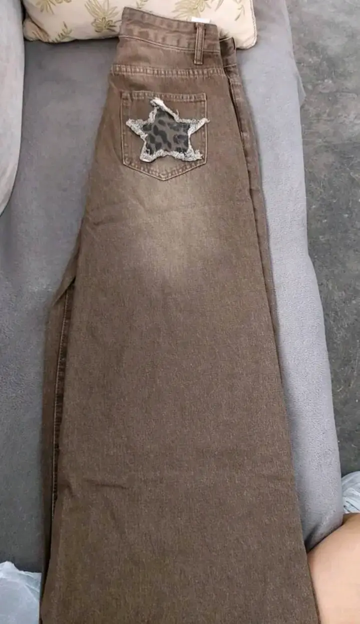 Pantalones marrones con diseño de estrella - 2