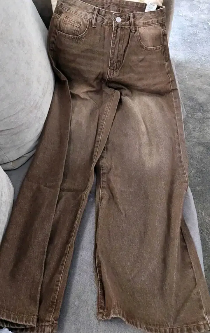 Pantalones marrones con diseño de estrella - 3