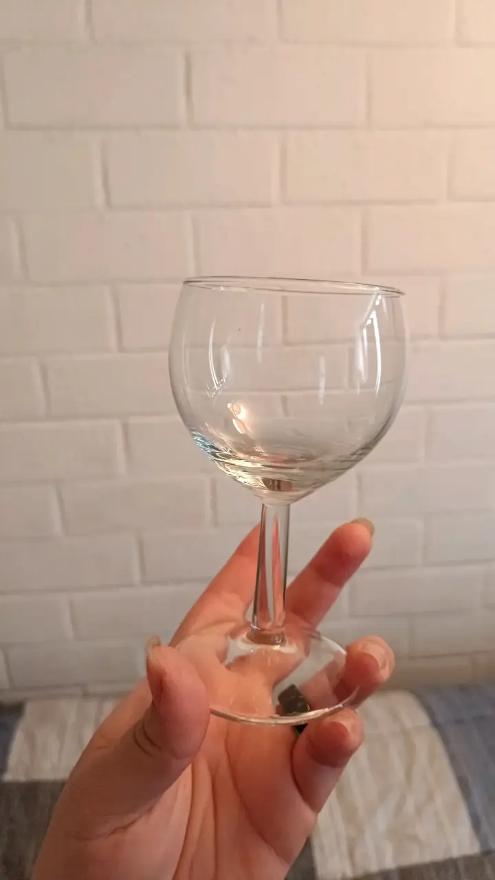 19 Copas de vino transparente de cristal