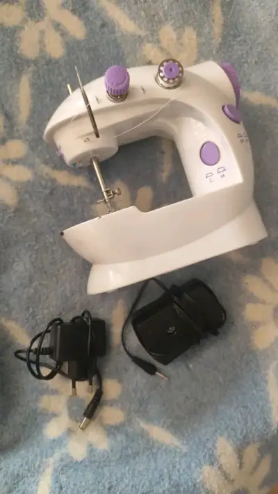 Máquina de Coser Portátil Compacta con Pedal - miniatura 1