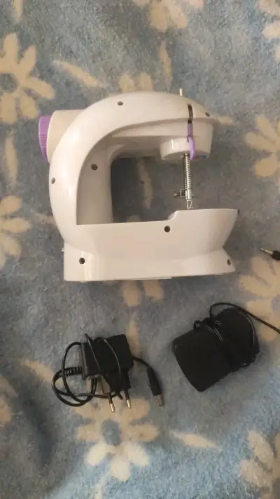 Máquina de Coser Portátil Compacta con Pedal - miniatura 3