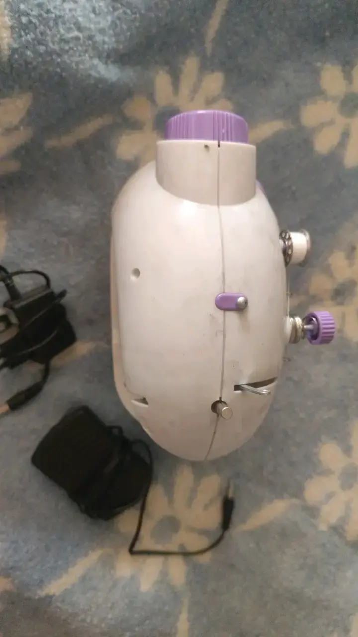 Máquina de Coser Portátil Compacta con Pedal - 4