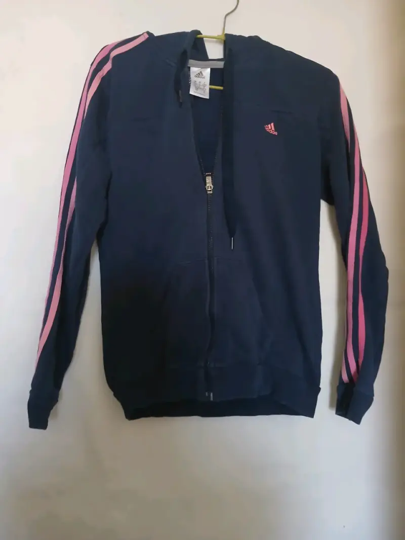 Polerón Adidas azul con rayas rosadas