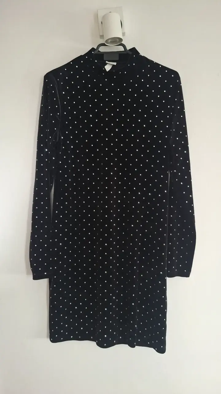 Vestido negro de terciopelo con puntos blancos