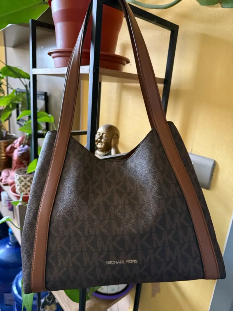 Bolso Michael Kors marrón con logo - 1