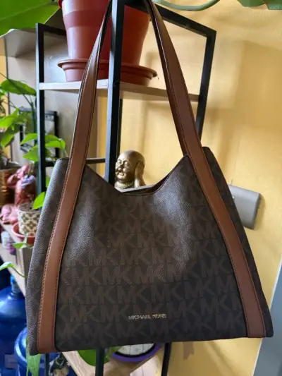 Bolso Michael Kors marrón con logo - miniatura 1