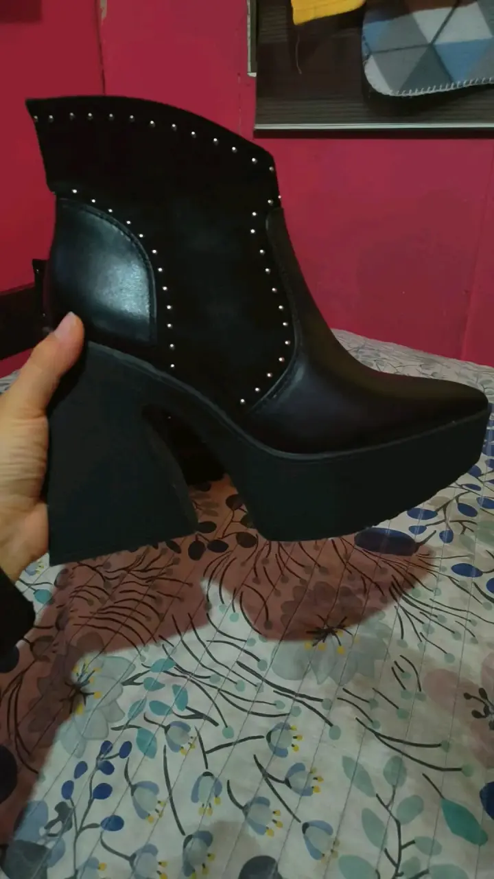 Botines negros con plataforma y tachas - 1
