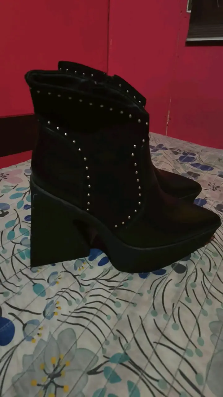 Botines negros con plataforma y tachas - 2