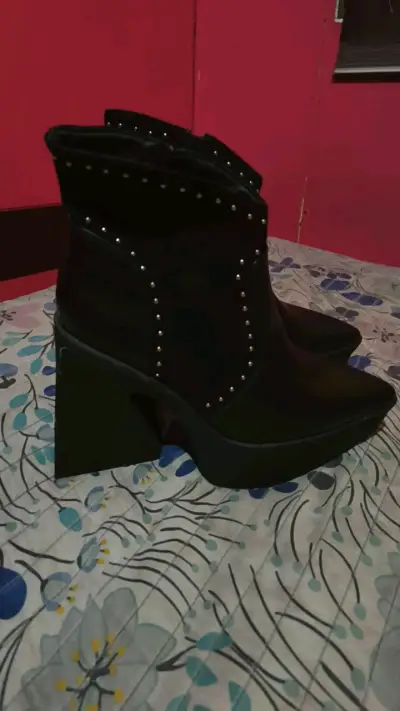 Botines negros con plataforma y tachas - miniatura 2