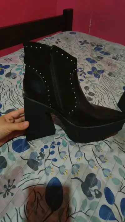 Botines negros con plataforma y tachas - miniatura 3