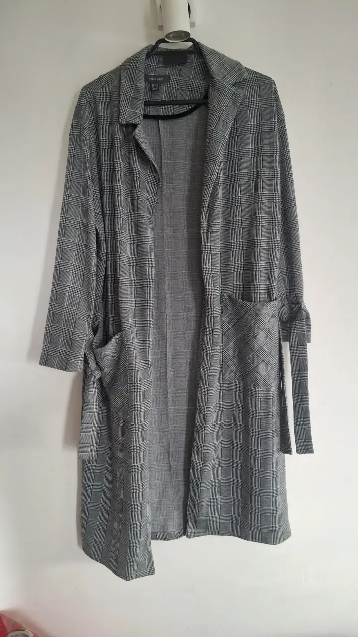 Abrigo largo a cuadros gris Primark