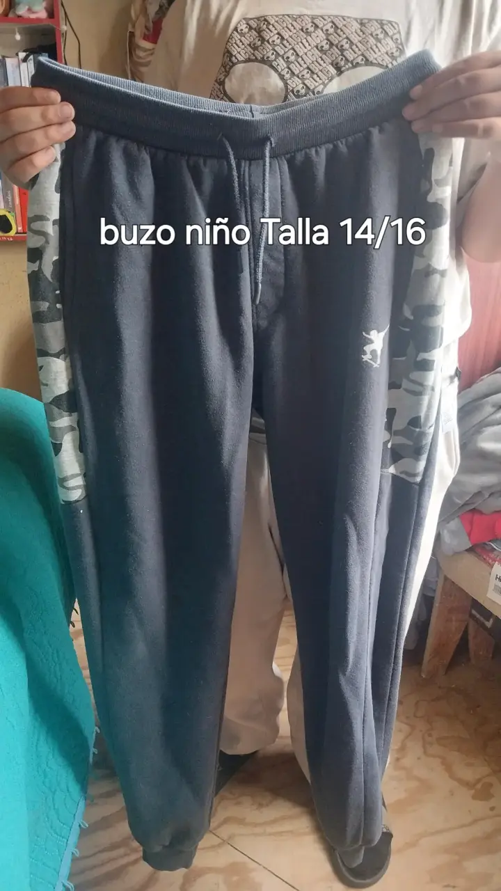 Buzo niño azul talla 14/16 con diseño camuflaje