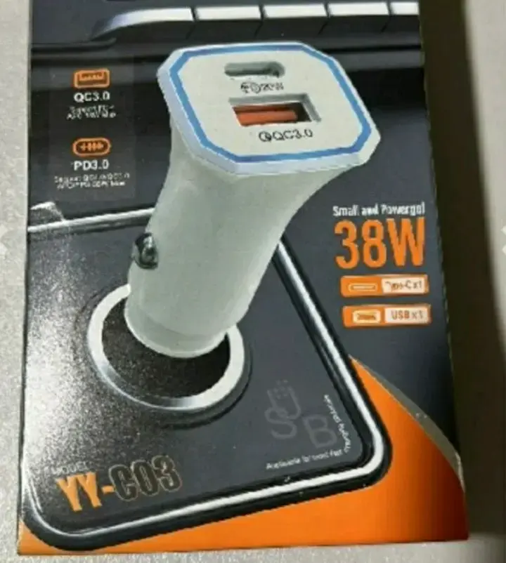 Cargador de Auto 38W con USB y USB-C