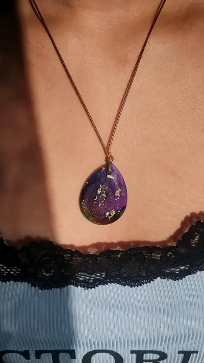 Collar con colgante de resina brillante - miniatura 2