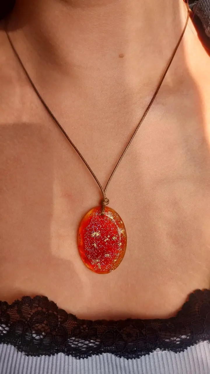 Collar con colgante de resina brillante - 3