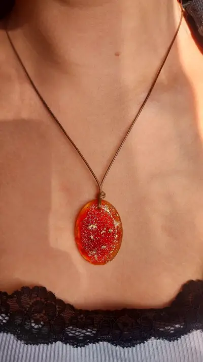 Collar con colgante de resina brillante - miniatura 3