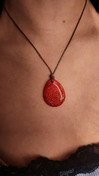 Collar con colgante de resina brillante - miniatura 4