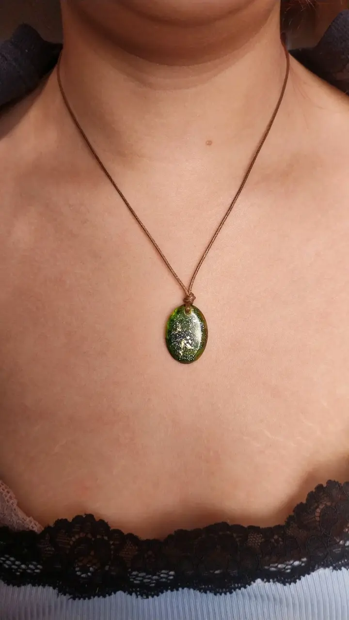 Collar con colgante de resina brillante - 5