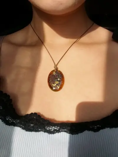 Collar con colgante de resina brillante - miniatura 6
