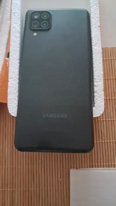 Smartphone Samsung Galaxy A12 en buen estado - miniatura 1