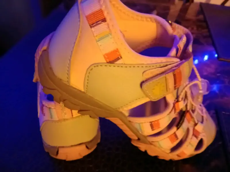 Sandalias deportivas para niña con diseño colorido - 1