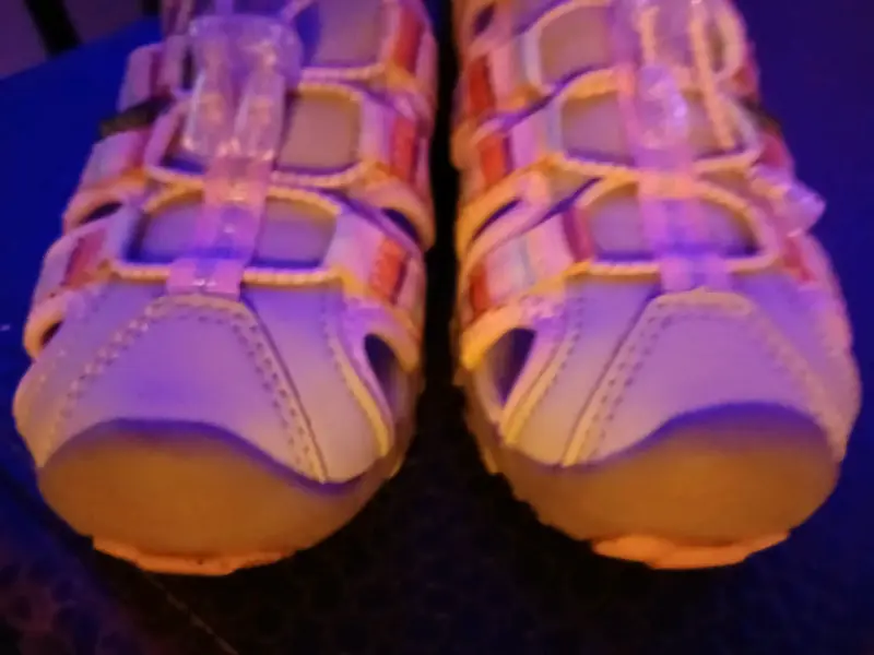 Sandalias deportivas para niña con diseño colorido - 2